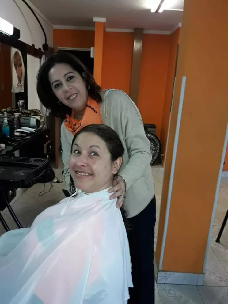 A las 9 comenzó la maratón de cortes en la peluquería de Myriam Carcamo