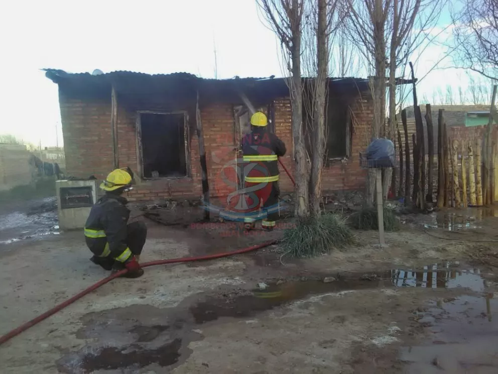 La vivienda quedó prácticamente destruida a pesar del trabajo de los bomberos.