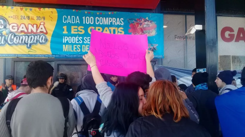 La protesta obligó a cerrar las puertas del Supermercado La Anónima.
