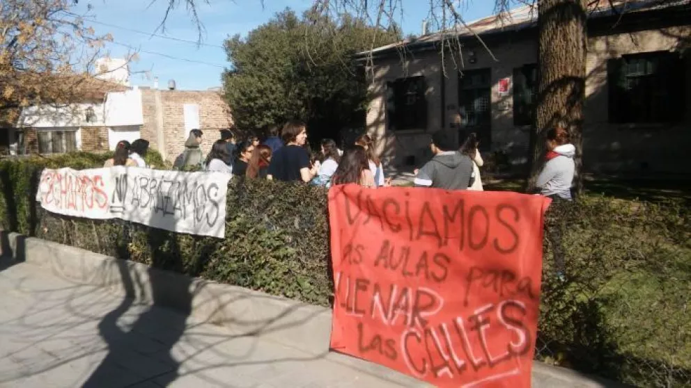 La ocupación lleva más de una semana en la sede de Isidro Lobo y Belgrano.