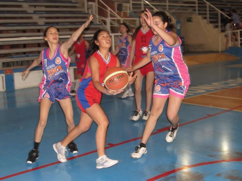 Polideportivo Gimena Padin y Deportivo Roca jugando en sub14 femenino.