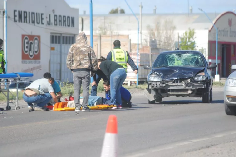 El motociclista sobrevivió al tremendo impacto. Lo trasladaron al hospital Francisco López Lima.