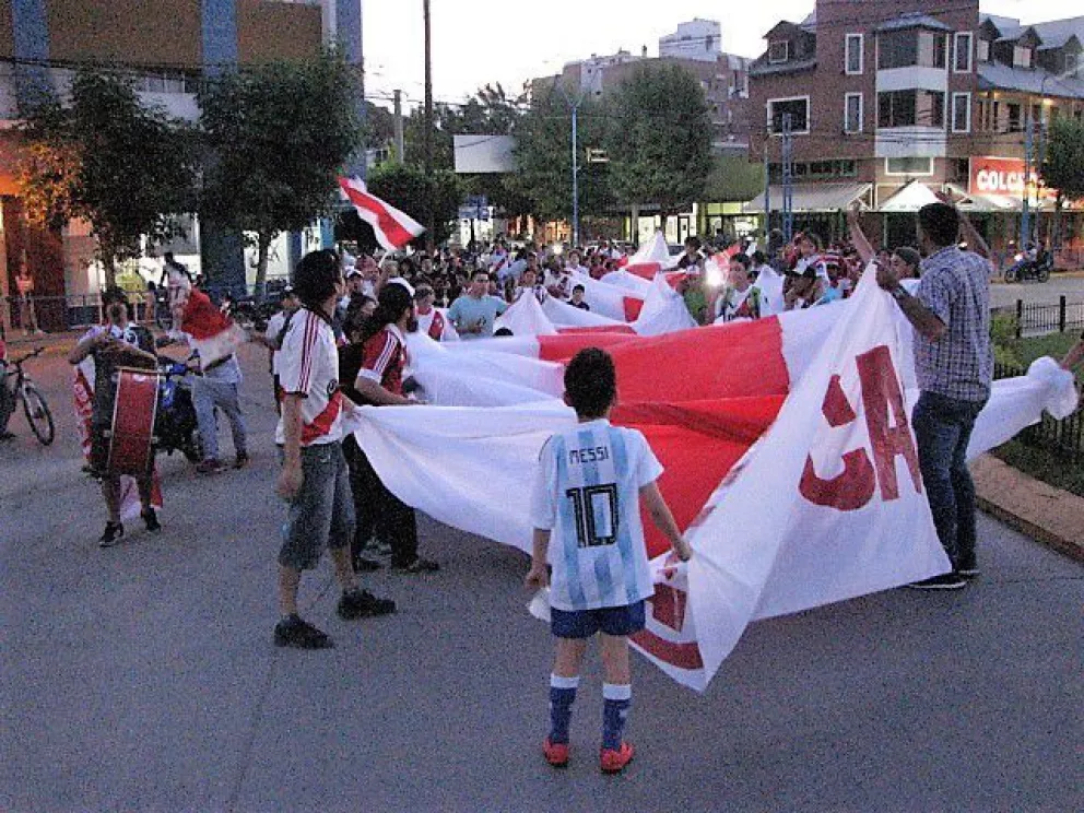 Video: Los fanáticos de River salieron a la calle y quieren la Libertadores