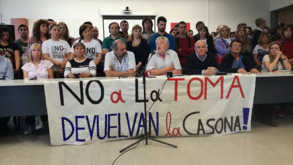 El 30 de octubre, el Rector Juan Carlos Del Bello (centro) y el Vicerrector, Carlos Arzone, anunciaron las sanciones si no se levantaba la toma.
