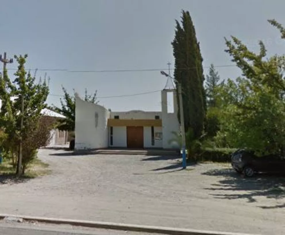 La parroquia María Auxiliadora se encuentra frente a la Comisaría 67 de Stefenelli.