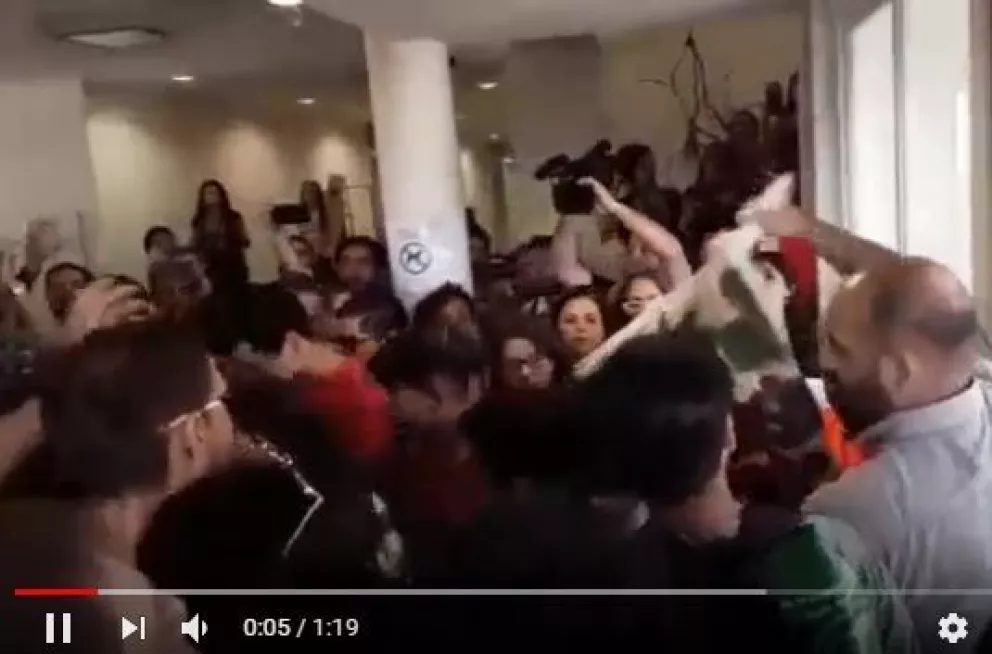 Video: A los empujones sacaron a los manifestantes de la Universidad