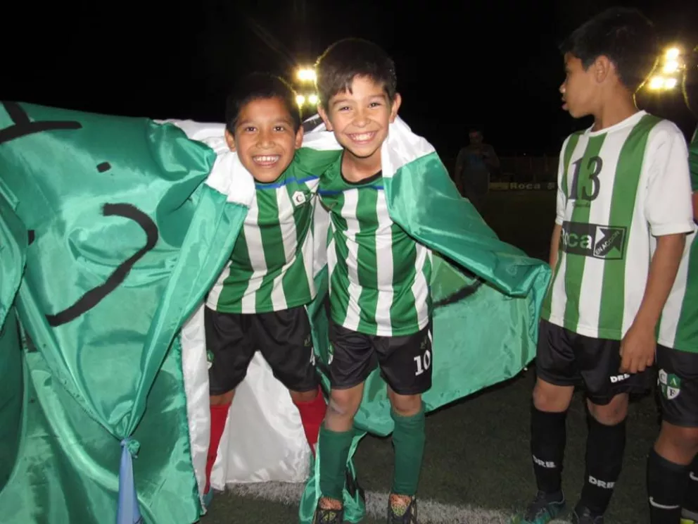 Los chicos de Tiro Federal, campeones junto a Roca en 2008.