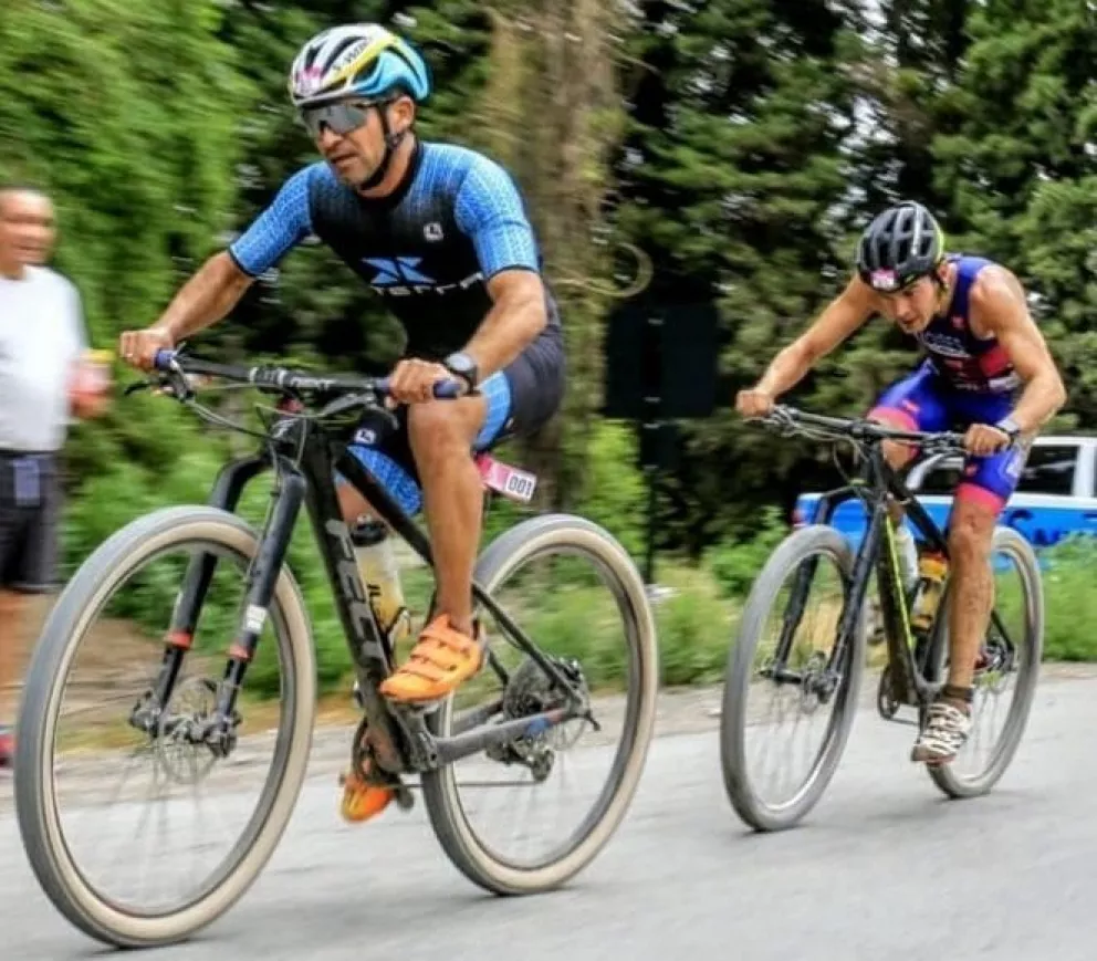 Morales y Moisés, luchando en el mountain bike.