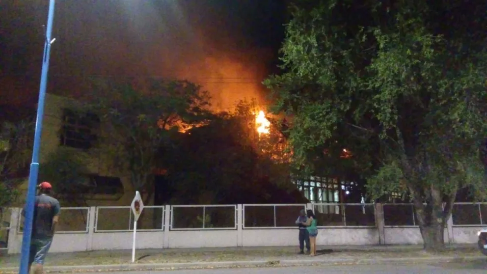 Último Momento: Arde un colegio secundario en pleno centro