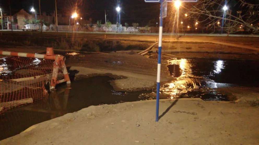Video: Se rompió una bomba y corre un río de residuos cloacales