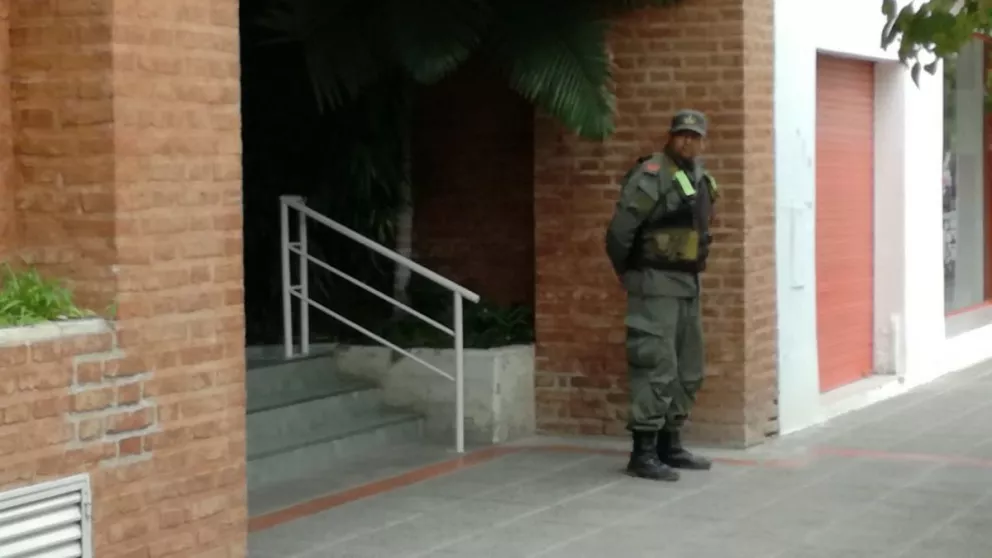 El personal de Gendarmería ingresó pasadas las 16 al edificio de calle Chacabuco.