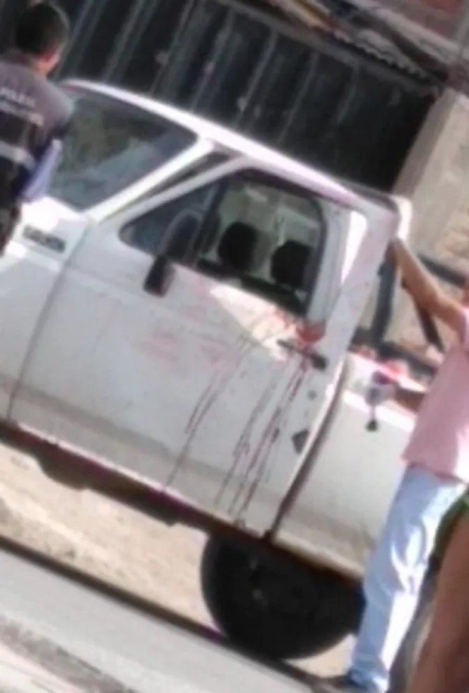 La camioneta quedó estacionada en San Juan y JIlguero, tras las pericias policiales.
