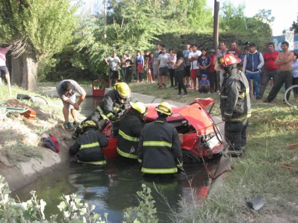Por la posición en la que quedó el auto, los bomberos tardaron más de 40 minutos en rescatar al conductor.