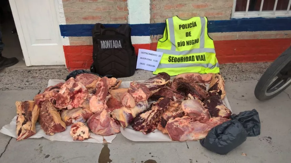 La carne fue secuestrada e incinerada por el personal de la policía.
