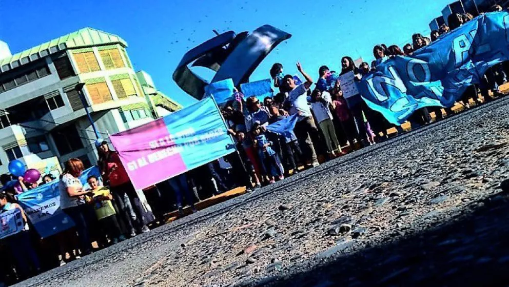 La marcha movilizó a más de 500 personas en Roca.