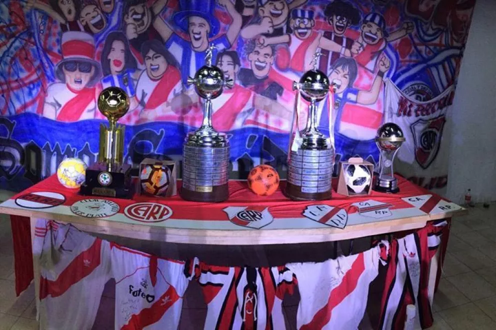 Las replicas de las copas de River fueron traídas a la ciudad por un grupo de fanáticos