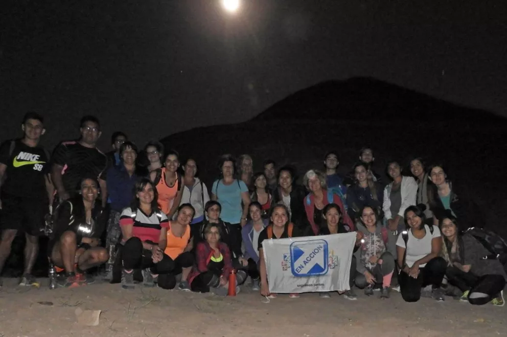 Trekking nocturno bajo la luna llena en Paso Córdoba