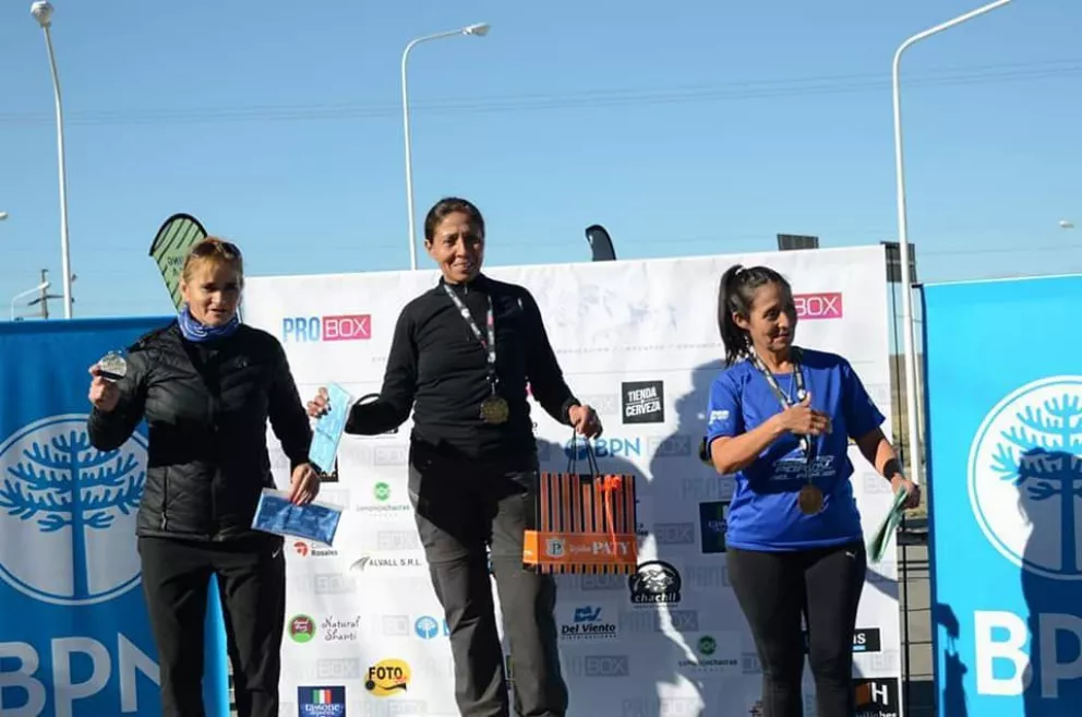 Elidiana Nievas y Marina Peña, podio en su categoría en 10 kilómetros.