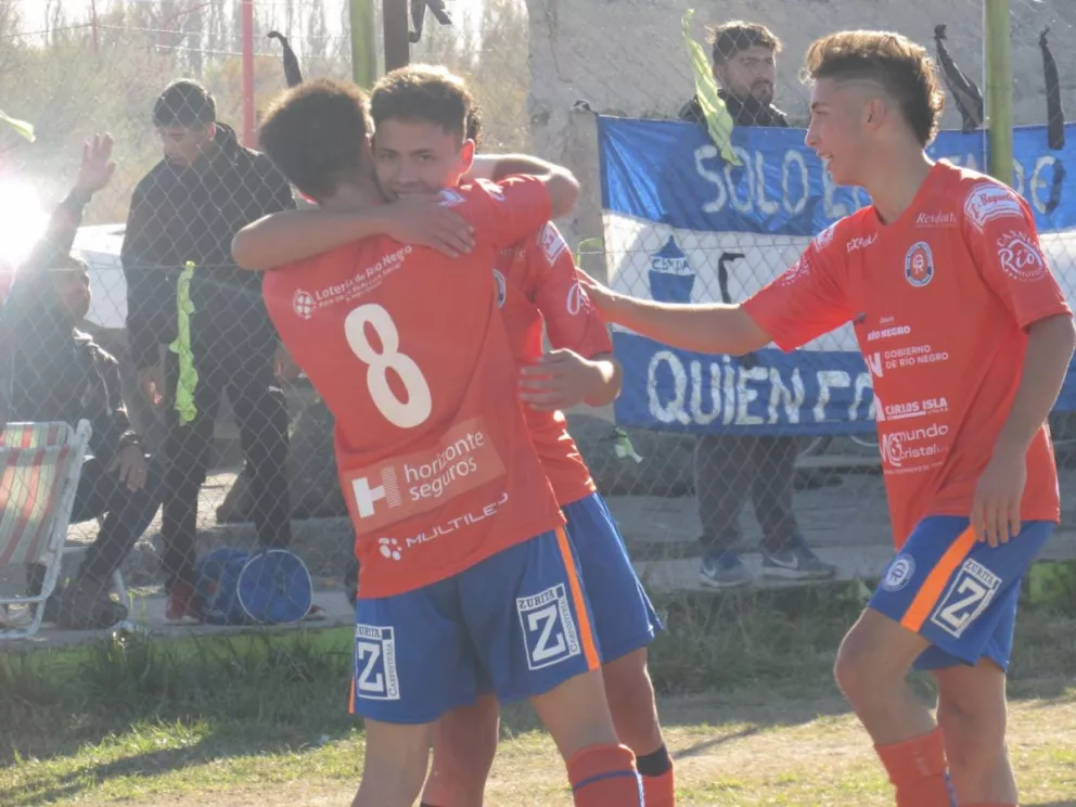 Baldebenito celebra su gol con Borquez (8) y Gómez.