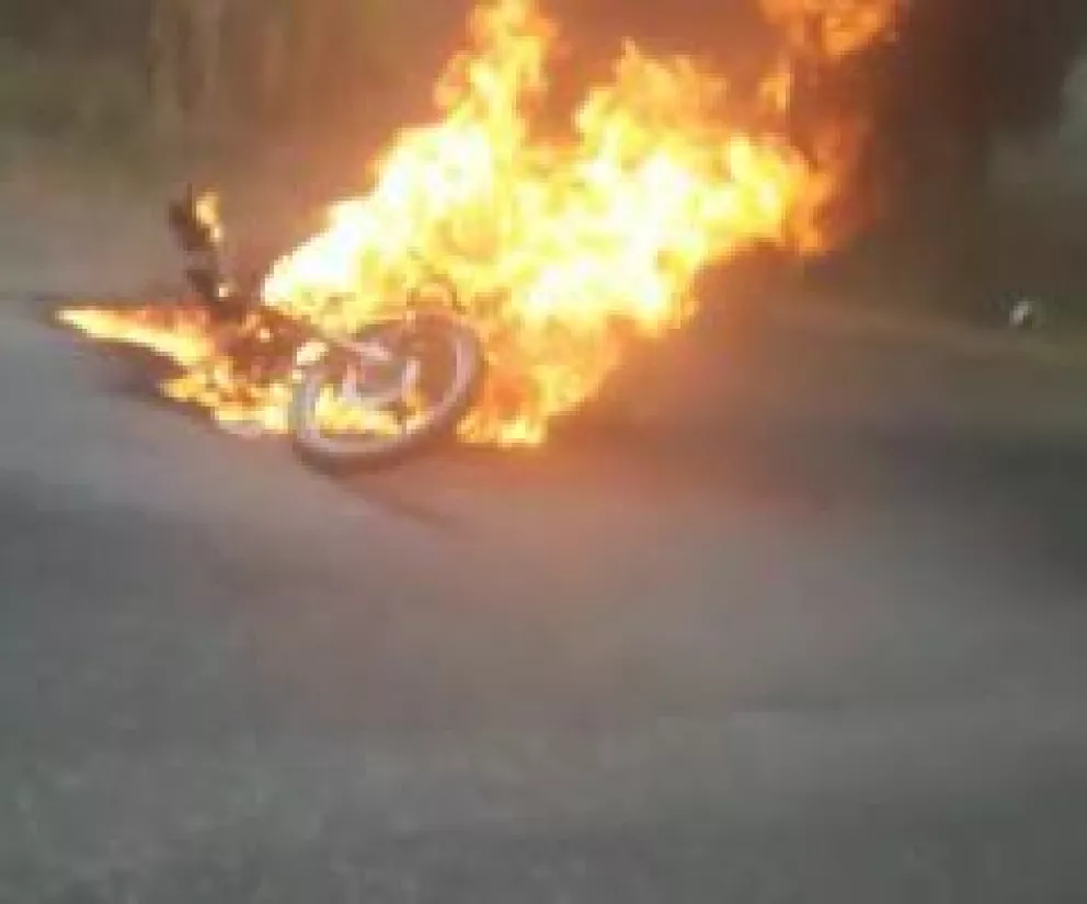 La moto quedó envuelta en llamas en pocos minutos.