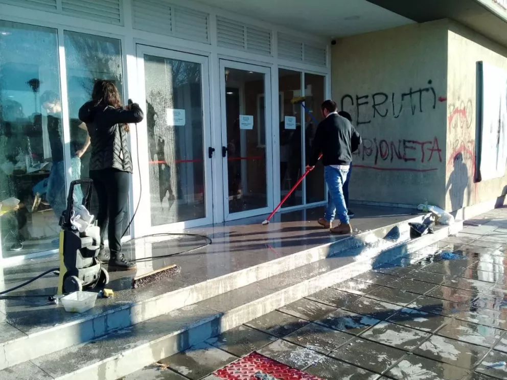 Tras el escrache, alumnos volvieron a limpiar acceso a la UNRN