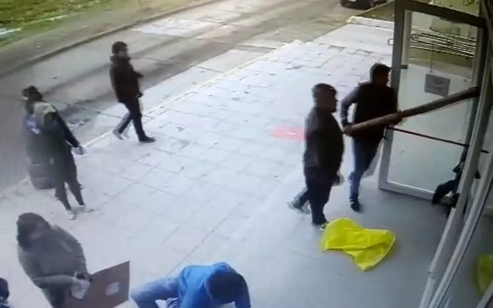 Video: Con un palo le pegaron a un trabajador y agredieron a un docente en la UNRN