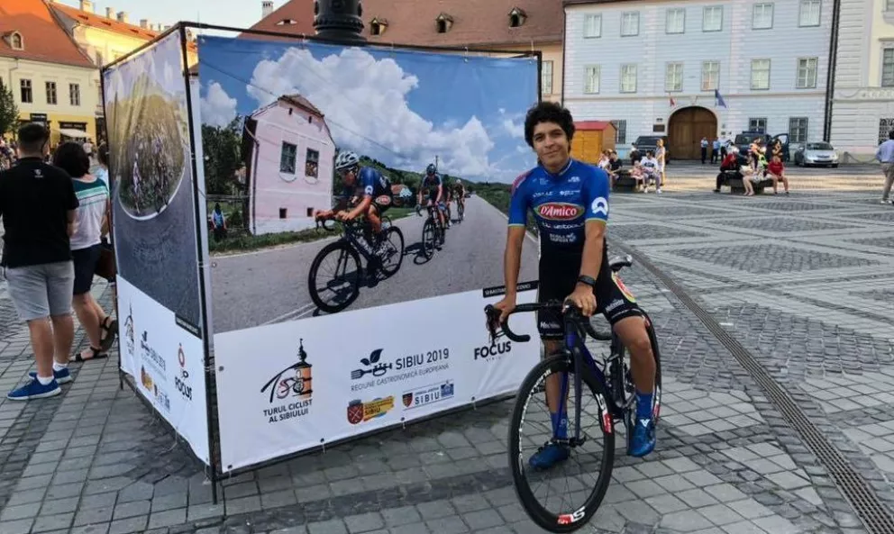 Franco, en Rumania y junto a una foto suya de su paso por 2018.