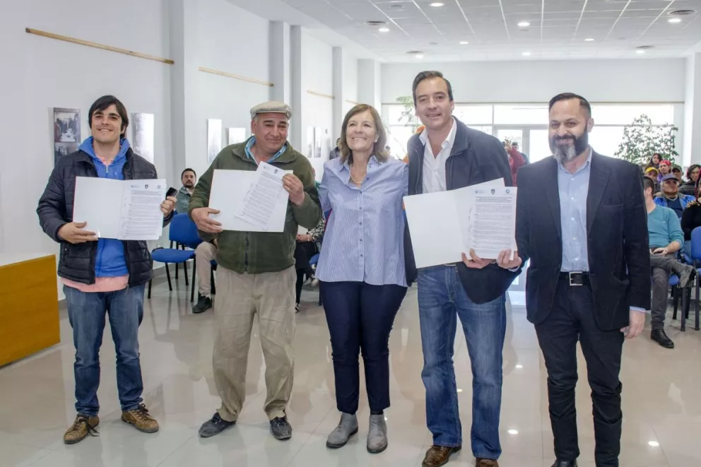 Soria firmó convenios de cooperación con la universidad y ladrilleros