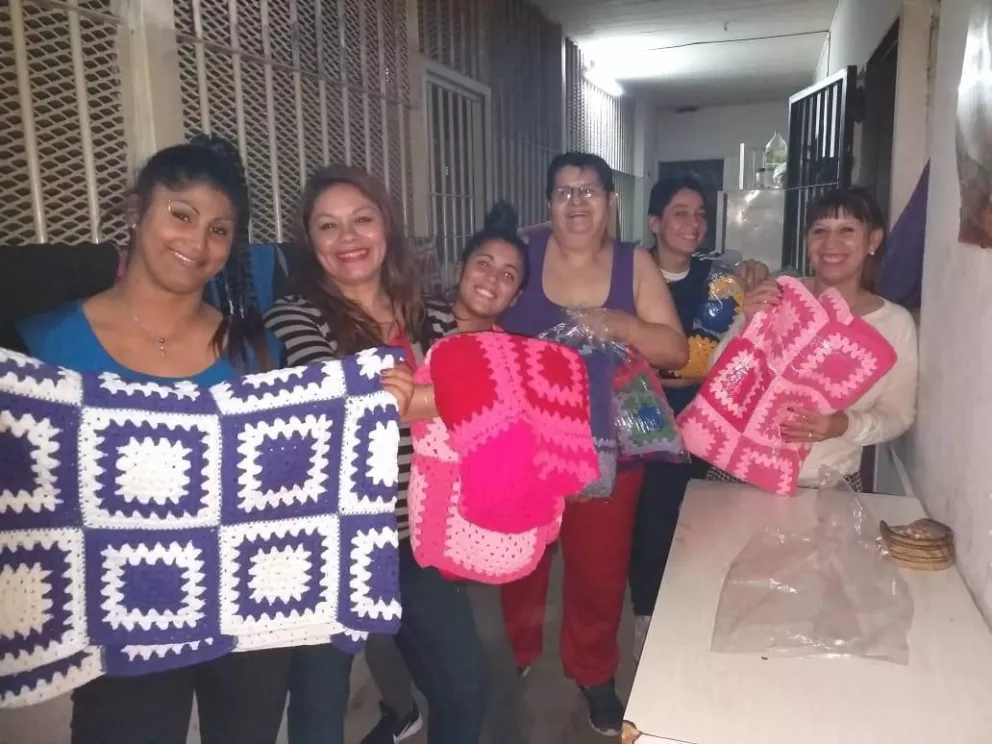 Tejieron mantas a crochet y las donaron a mujeres privadas de su libertad