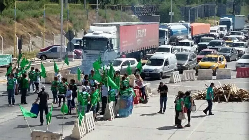 ATE protesta hoy en los puentes y en el centro de Roca