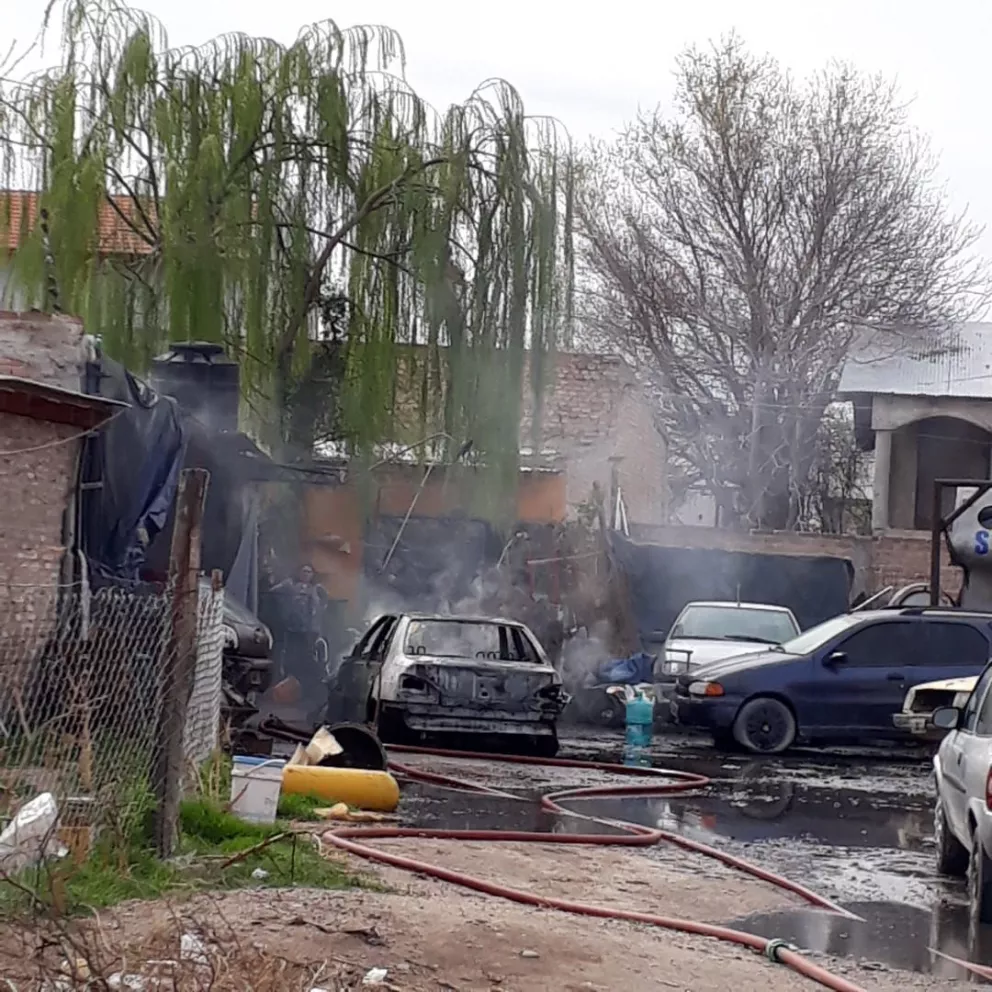 Incendio de un vehículo en el interior de una propiedad