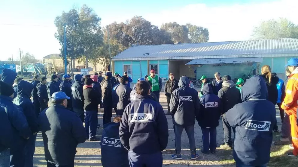 Trabajadores municipales reclaman calefacción y ropa de invierno en Roca