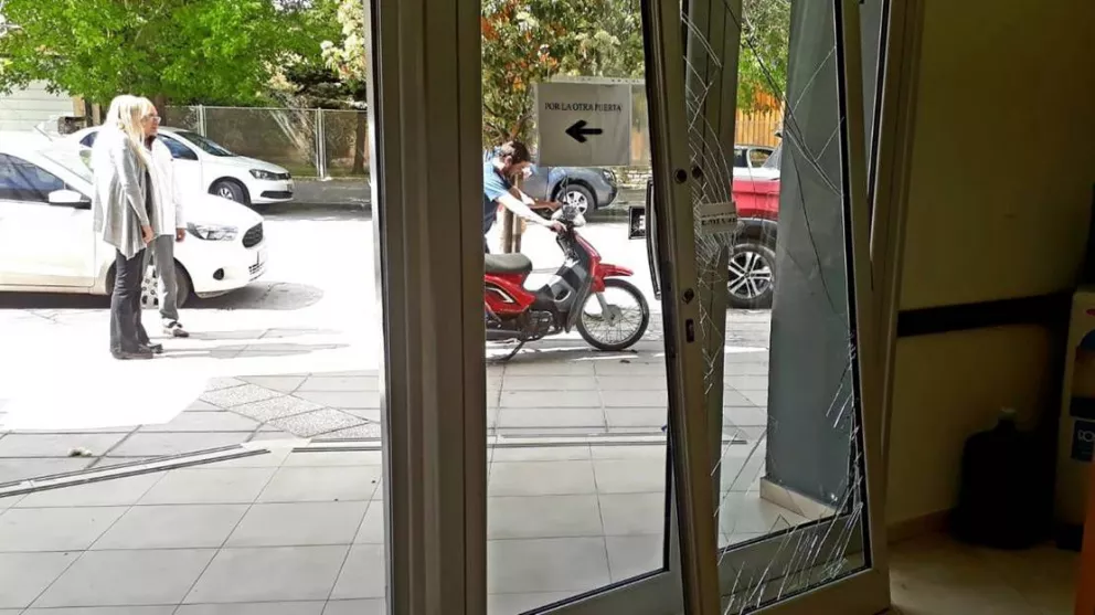 Nena lastimada tras embestir con una moto la puerta de un consultorio