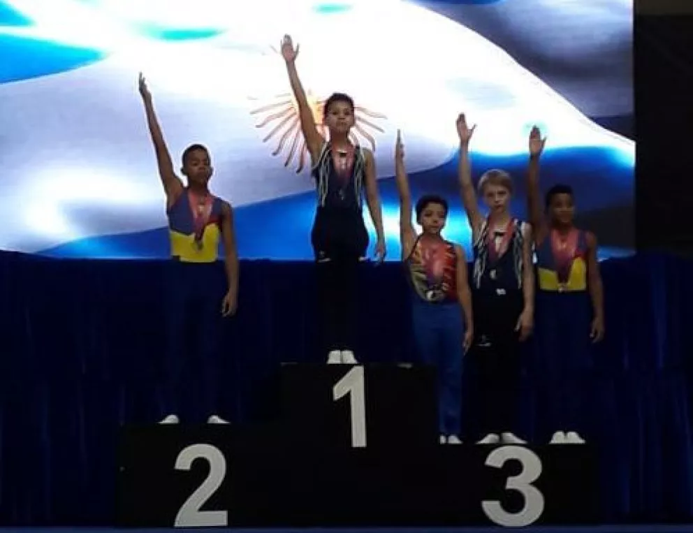 Giuliano, en lo más alto del podio. De fondo la bandera argentina.