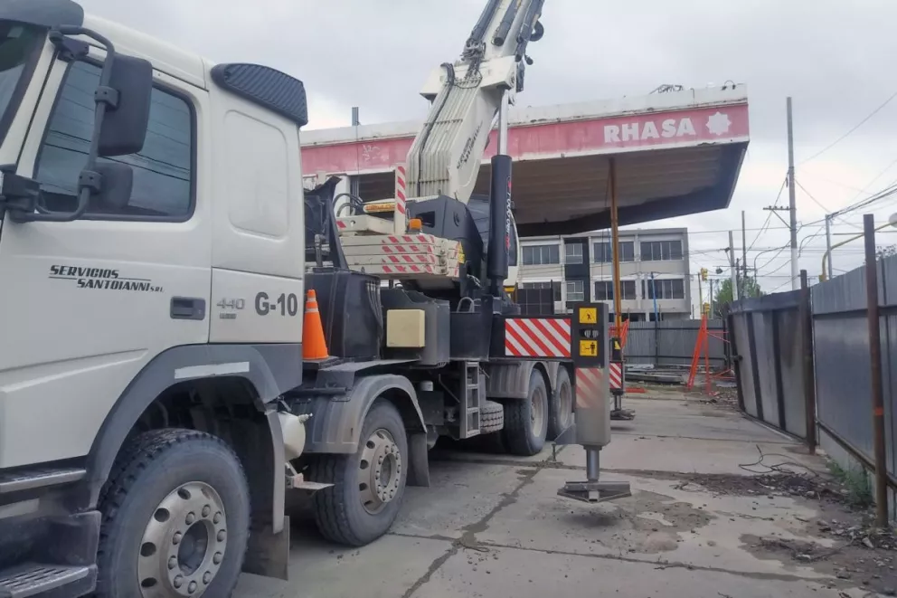 Trabajos de remediación en la ex estación de servicios Rhasa
