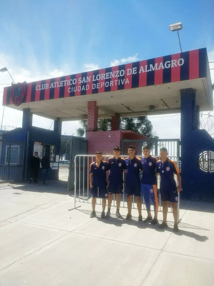Los cinco jugadores del Depo en el ingreso a San Lorenzo.