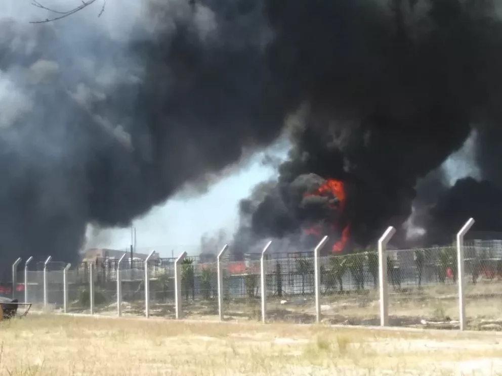 VIDEO - Incendio de enormes proporciones en una planta de reciclado