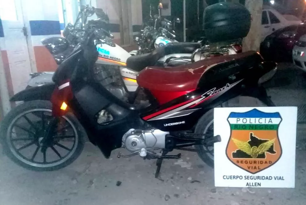 Policía recupera en Allen una moto robada en Roca