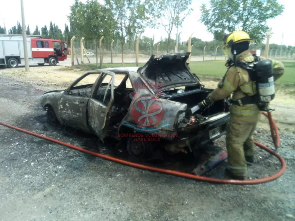El fuego destruyó un vehículo en la zona del Parque Industrial