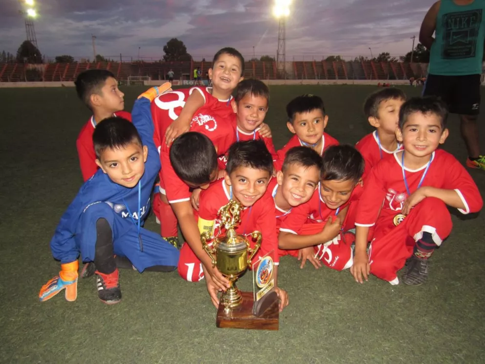 Los chicos y toda su felicidad. Escuela Líbero de Cervantes, campeón en 2013.