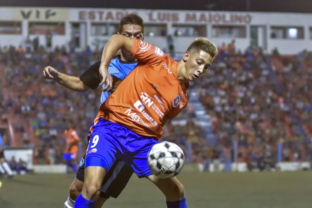 El juvenil goleador Gastón Gómez y el Depo esperan por el Regional Amateur.