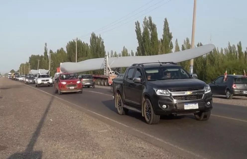 Precaución en Ruta 22 por el traslado de aspas gigantes