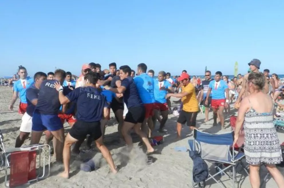Otra pelea de rugbiers: dos equipos terminaron a las trompadas en Playas Doradas
