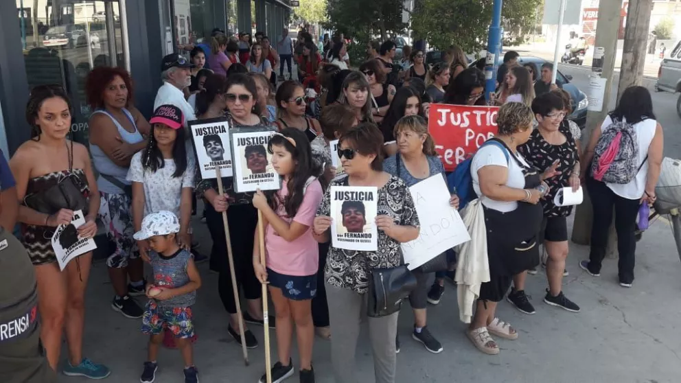 Los roquenses marcharon para pedir justicia por Fernando Báez
