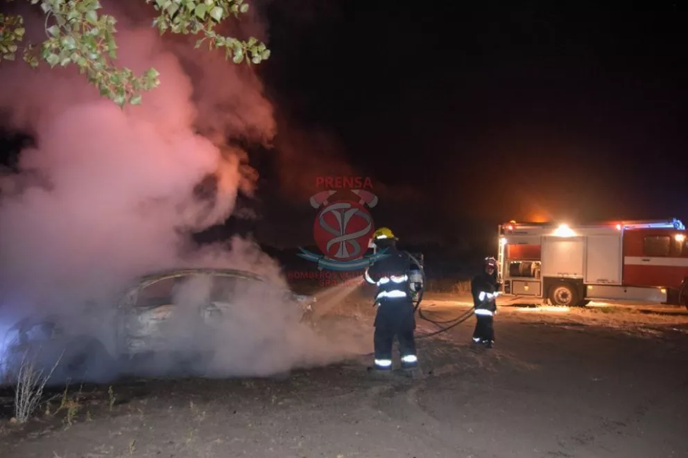 Incendio consumió un auto por completo en la Isla 32