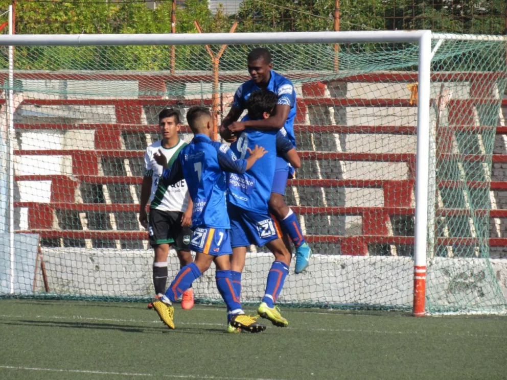 Luis Fernando Córdoba festeja su gol, el 2-0 de Roca.