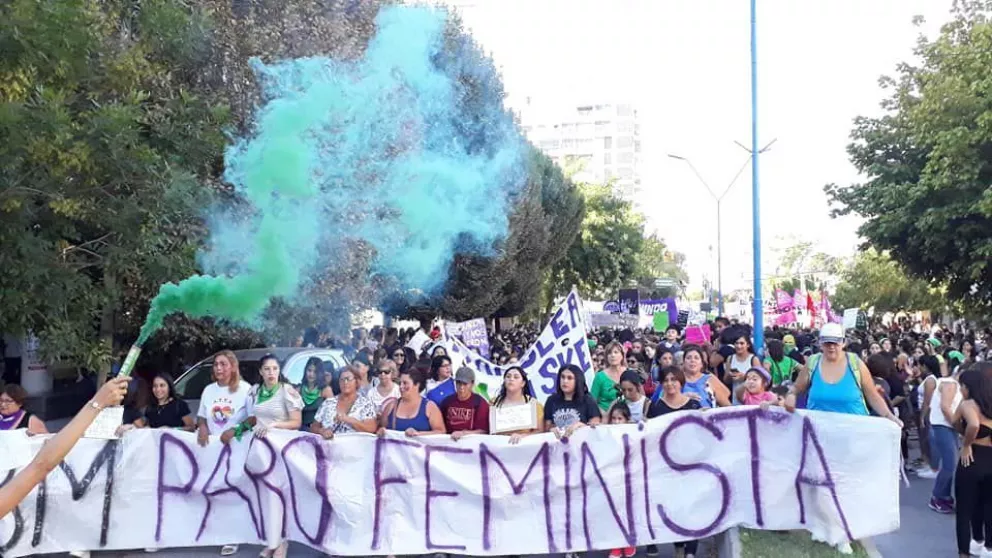 Las mujeres hicieron sentir en Roca el paro internacional con una movilización masiva