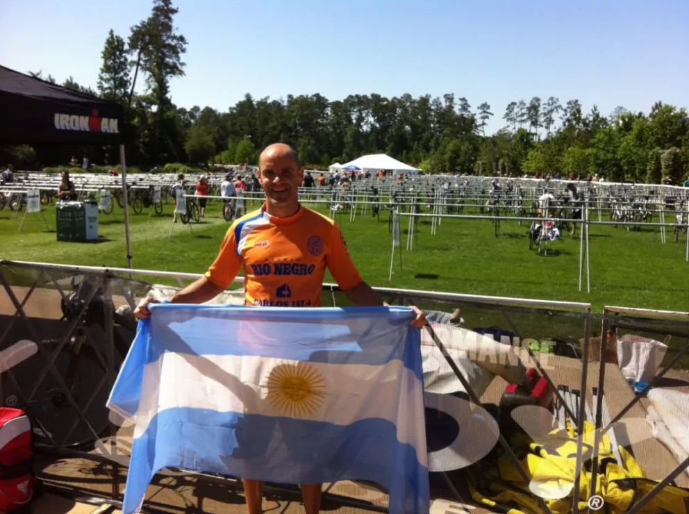 Con la camiseta de Deportivo Roca y la bandera argentina. Gustavo compitió en gran nivel bien lejos de casa.