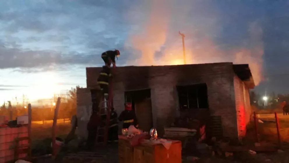 El accionar de Bomberos logró contener el incendio de una vivienda