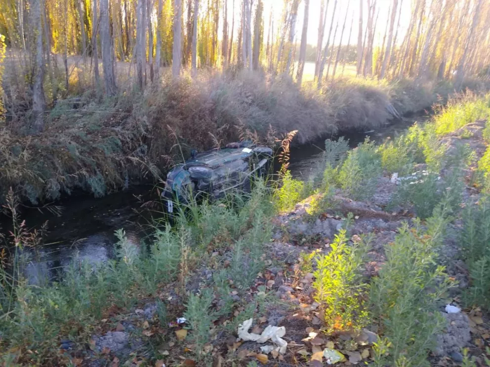 Ruta 22: en un accidente un auto terminó en dentro del desagüe